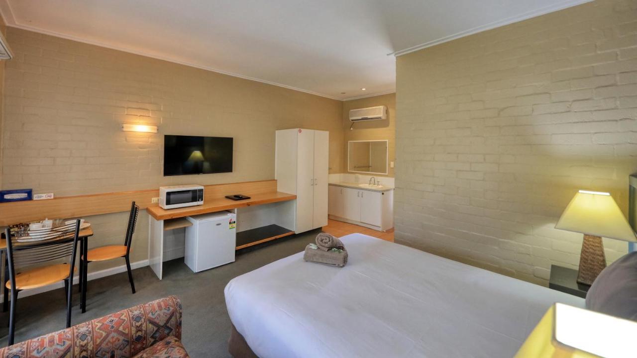 Bishops Lodge Narrandera Exterior photo